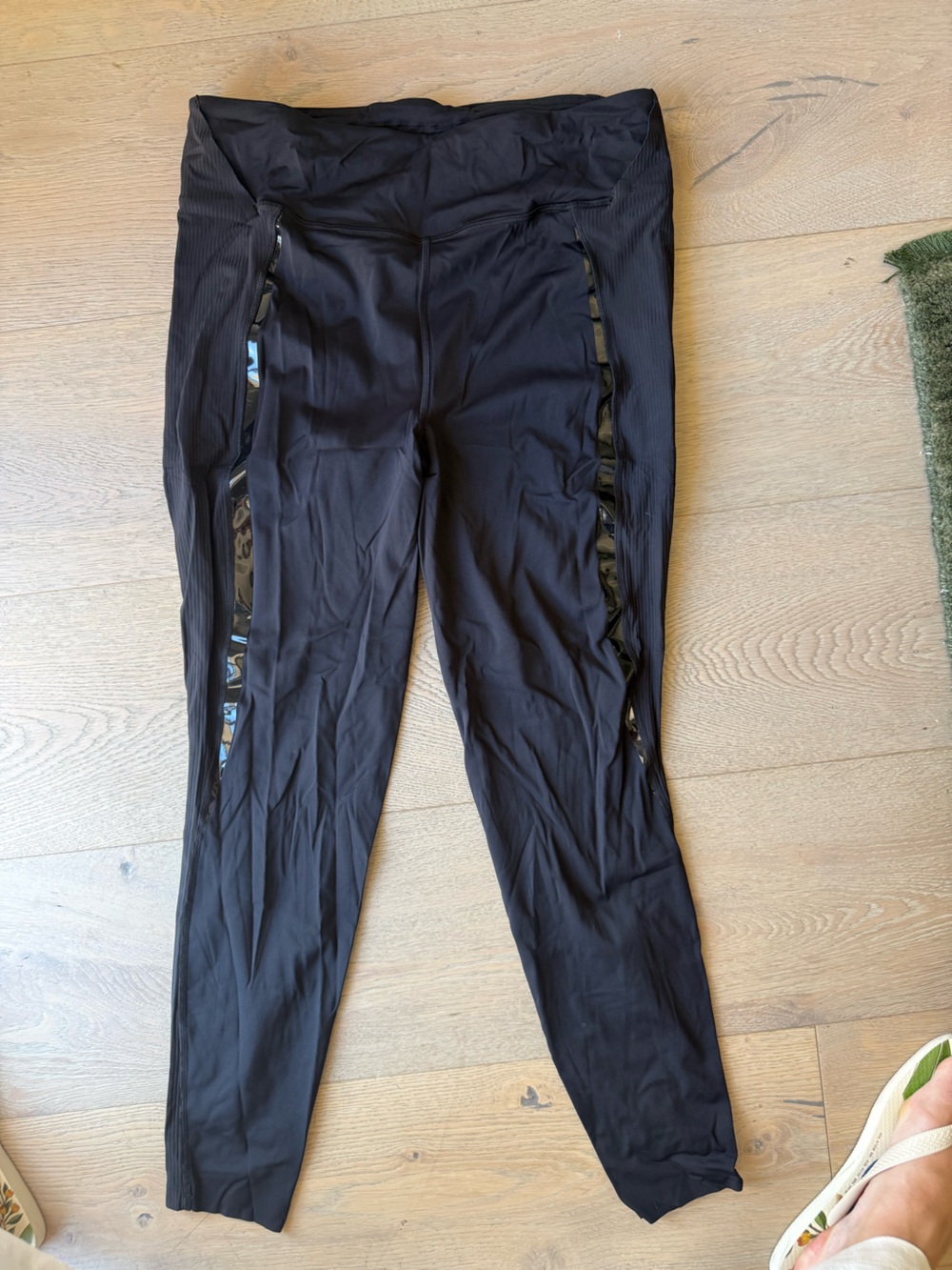Womens Lululemon black leggings with sleek detail